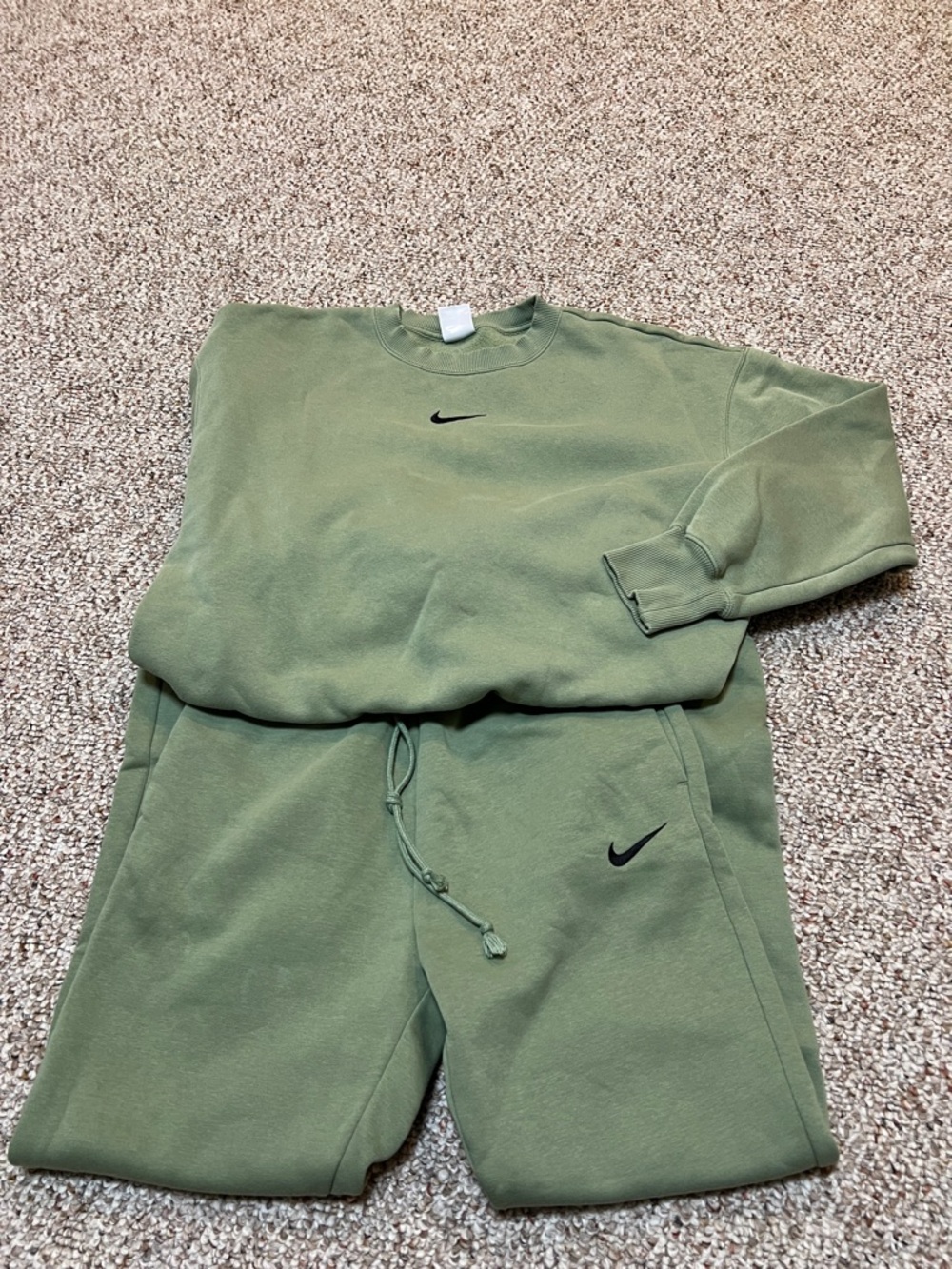 Nike sweatpants and sweatshirt set. NWOT